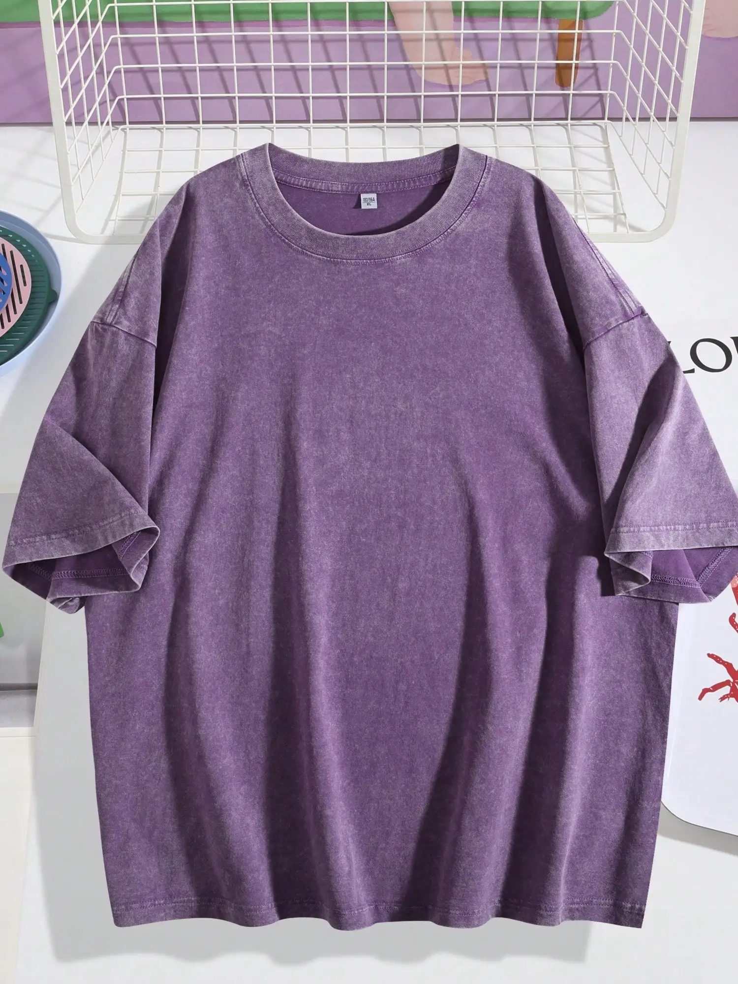 

Фиолетовая винтажная хлопковая футболка оверсайз с эффектом потертости для повседневного уличного стиля