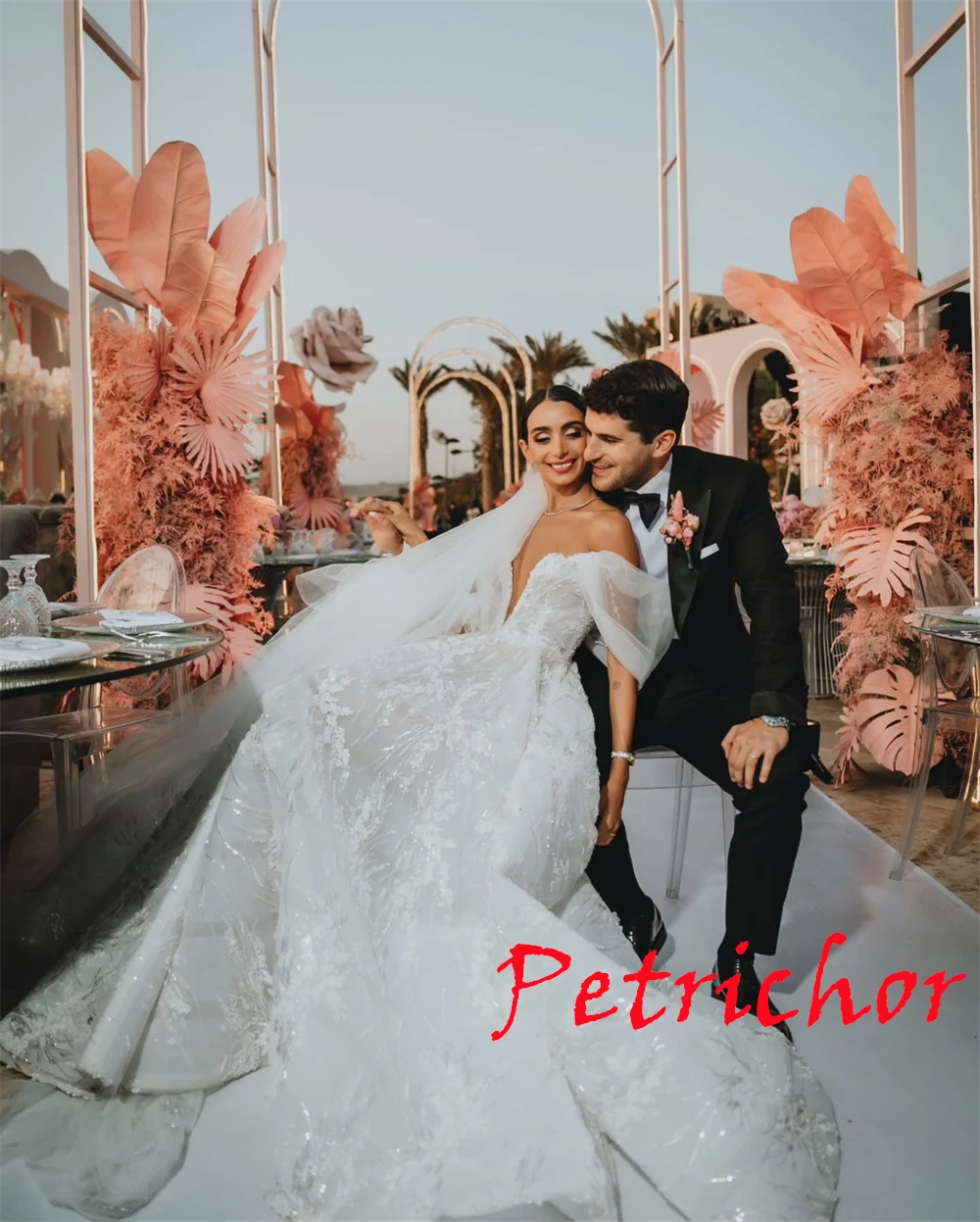 Customized White Organza Wedding Dress Temperament Strapless Off the Shoulder Bridal Gowns Chapel Train Open Back Dresses