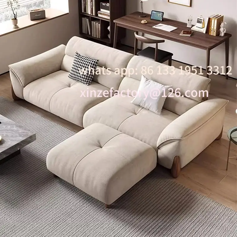 غرفة معيشة بسيطة وحديثة قابلة للتخصيص، شقة صغيرة، صف مستقيم، أريكة قماشية بتقنية الرياح الكريمية