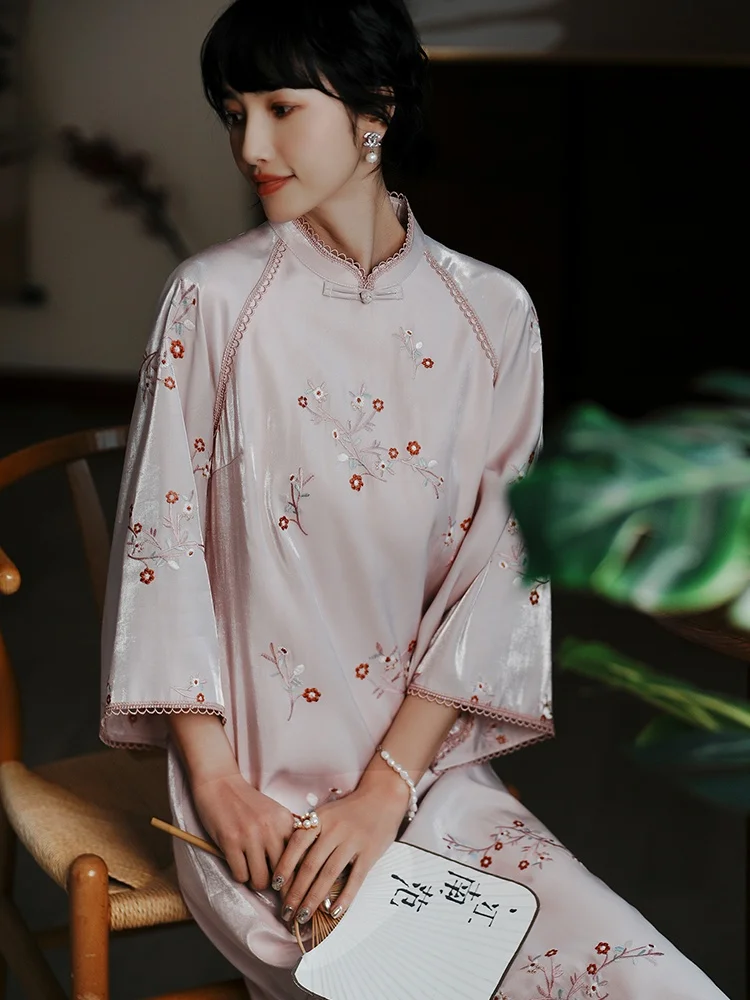 

Розовое ципао для девочек в стиле ретро Dr. Jiangnan: повседневное, с низким разрезом, рукавом 3/4, из китайского шелка и полиэстера.