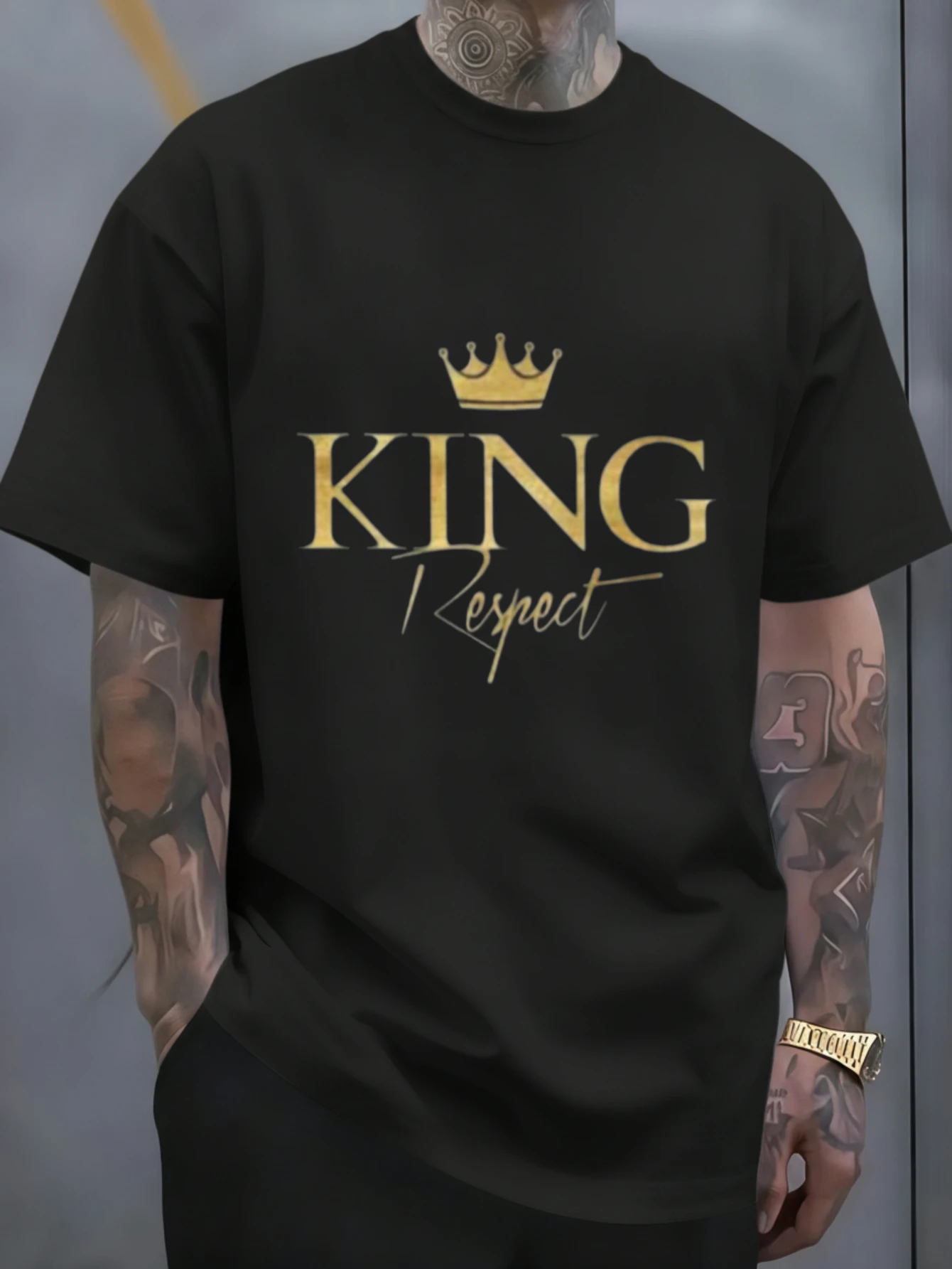 T-shirt en coton décontracté toutes saisons JOOCAR avec motif couronne dorée et texte « King Respect », col rond, manches courtes douces, extensibles et respirantes, haut streetwear à imprimé lettres tendance, choix de cadeau idéal pour les fêtes.