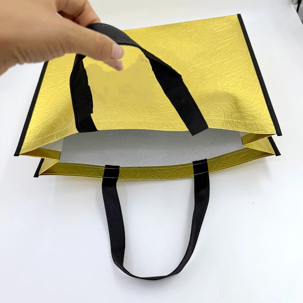 50X قابلة لإعادة الاستخدام شعار مخصص مطبوعة محبوكة فاخرة للمتسوقين حقيبة كبيرة الذهب لامع شنطة هدايا PP غير المنسوجة البقالة حقيبة تسوق