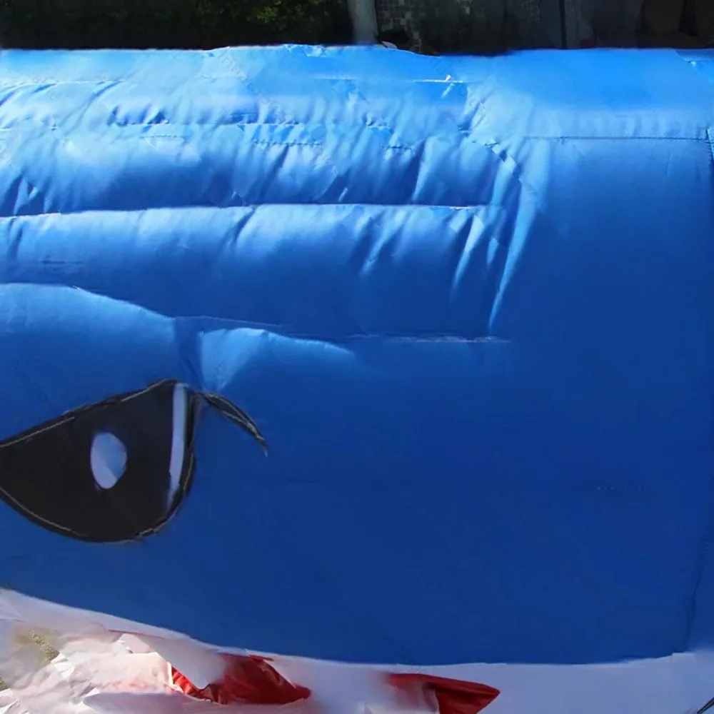 Riesiger blauer aufblasbarer Hai mit scharfen Zähnen, aufblasbares Walmodell für das Meeresumweltschutzdhema