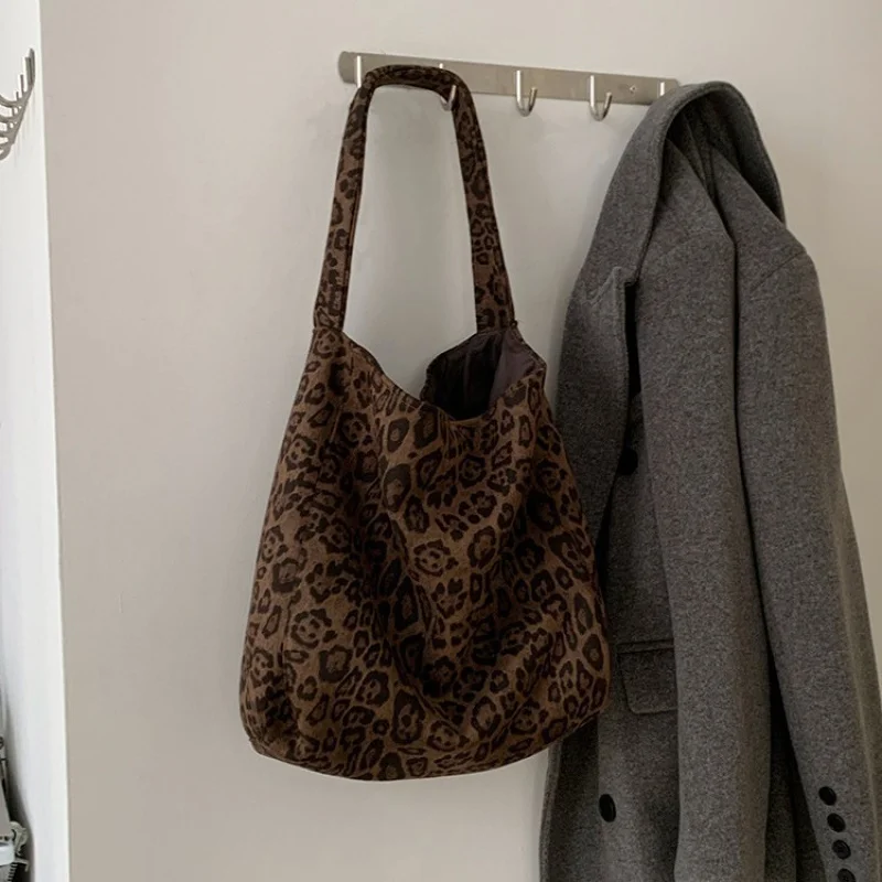 

Женская сумка в стиле ретро с леопардовым узором, осень/зима, новая большая вместительная сумка на плечо, замшевая сумка для подмышек