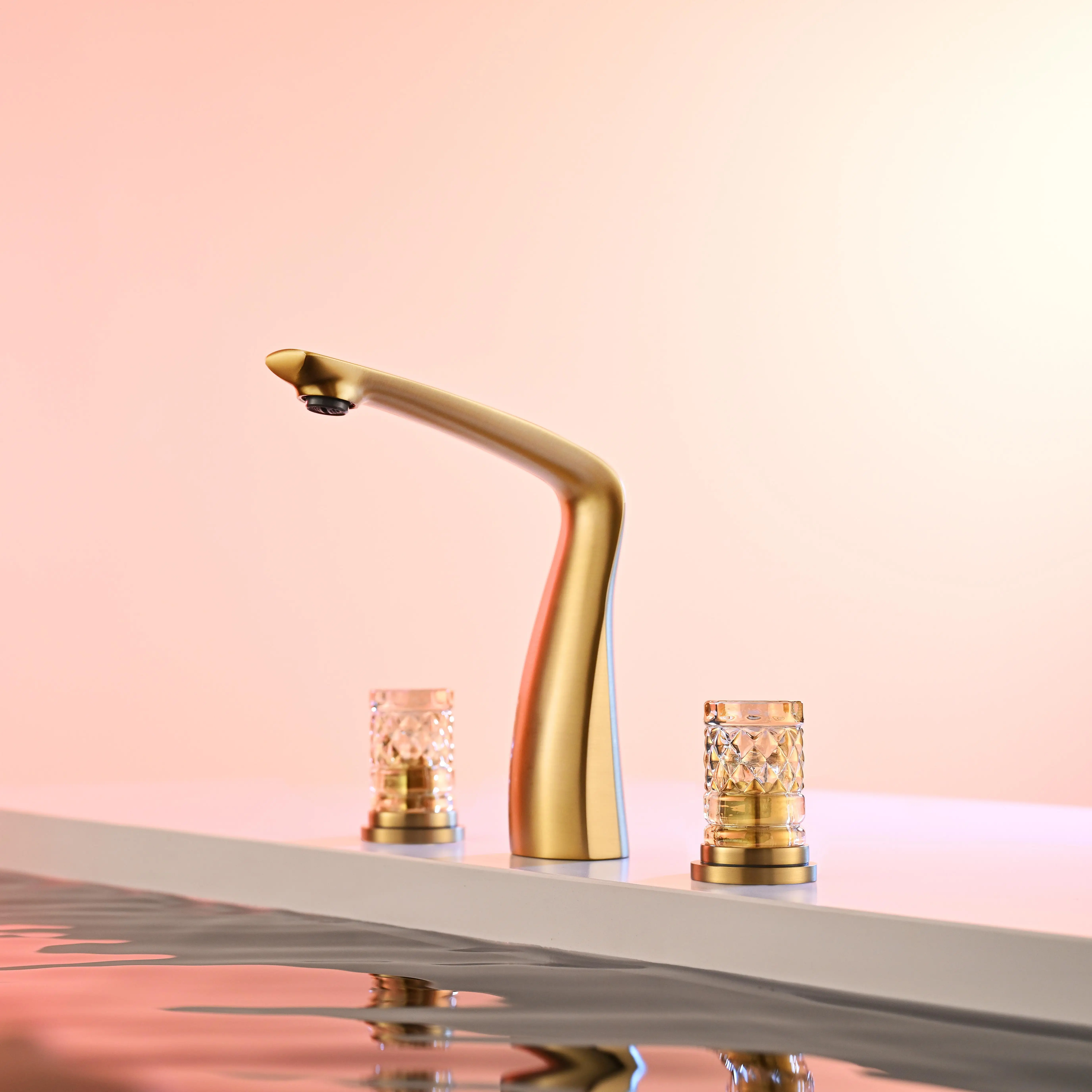 European-Style Retro Golden Swan-Neck Brass Basin Taps Deck Mounted Modern Design Three-Hole Double-Handle Switch Cold Hot Water