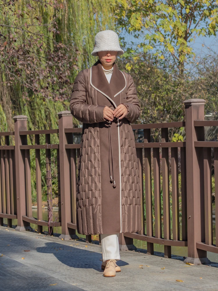 

Пуховик средней длины Ele Mid-Length Du Down Jaet 90 White Du Feather Petal с 3D-декором из шерсти, двусторонний твид, приталенный крой, теплый, цвет кофе