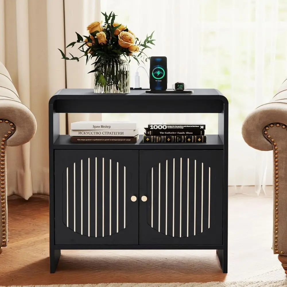 

Современный приставной столик 24 дюйма с зарядной станцией, отсеком для хранения и арочными дверцами, деревянная прикроватная тумбочка с портами USB/Type-C, изогнутый столик для гостиной