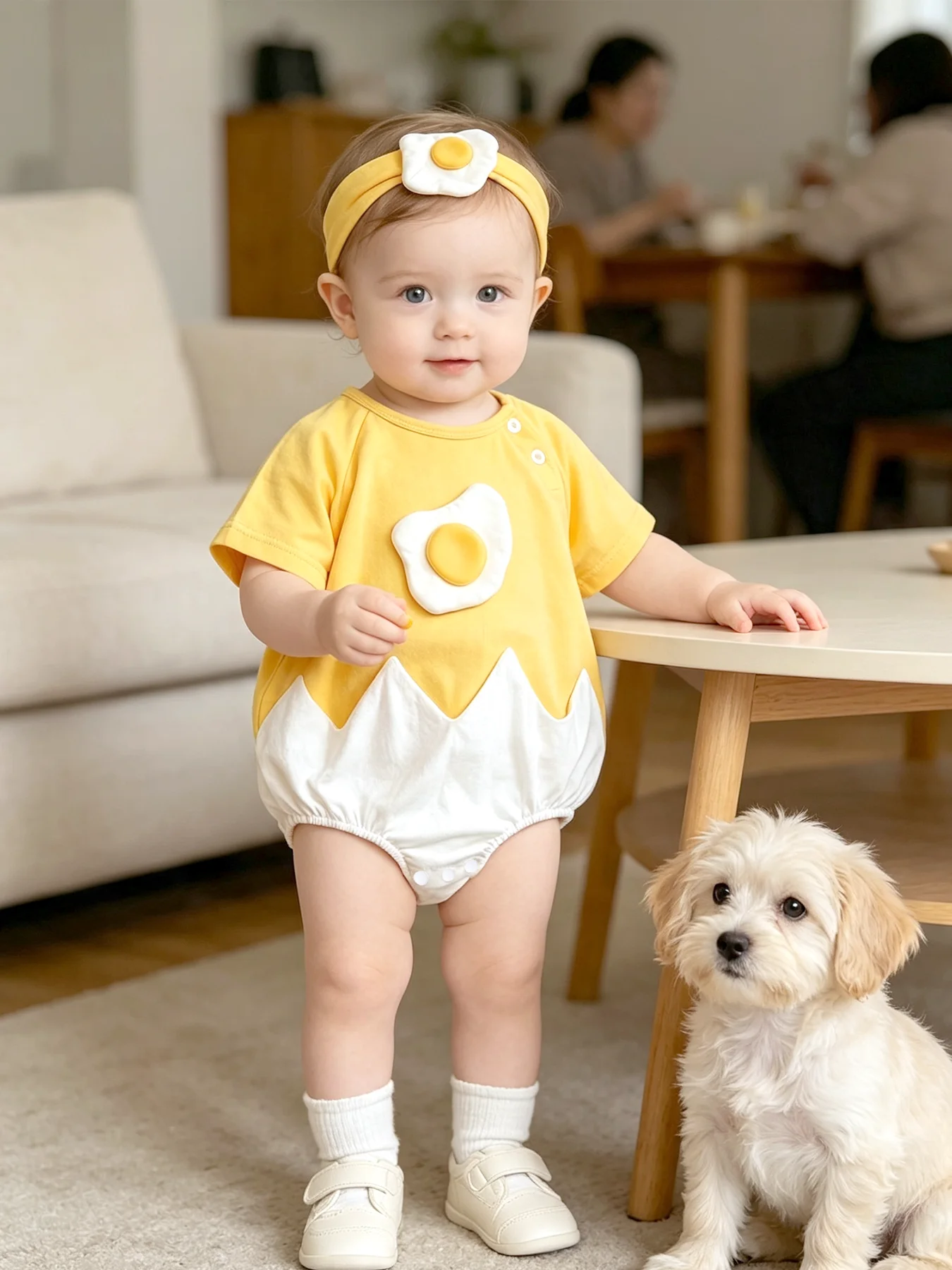 Baby-Strampler mit dreieckigem Schnitt und Fried-Egg-Motiv, passend dazu ein Haarband – ideal für Frühling/Sommer – für Babys von 0–12 Monaten – ein süßes Baby-Outfit für zu Hause. – Detail 8