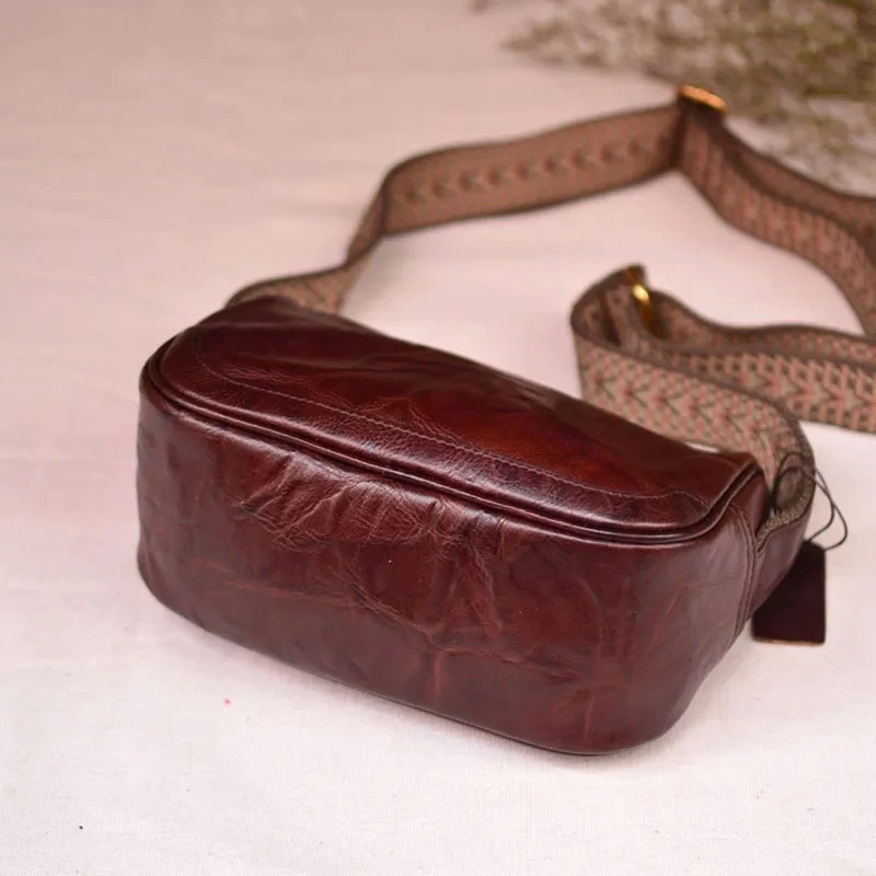 

AETOO Vintage wide strap crossbody bag Senior leather men's and women's bags Single shoulder small bag new head layer plant tann