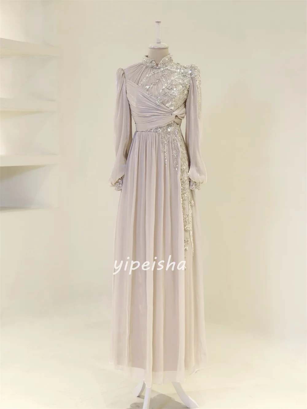 Abiti lunghi personalizzati con collo alto dritto increspato con perline in chiffon di moda di alta qualità Abiti da cerimonia su misura squisiti