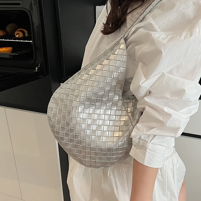 

2025 Trendy Woven Shoulder Bag Womens Stylish Underarm Bucket Purse Versatile Commuter Handheld Tote for Daily Outings