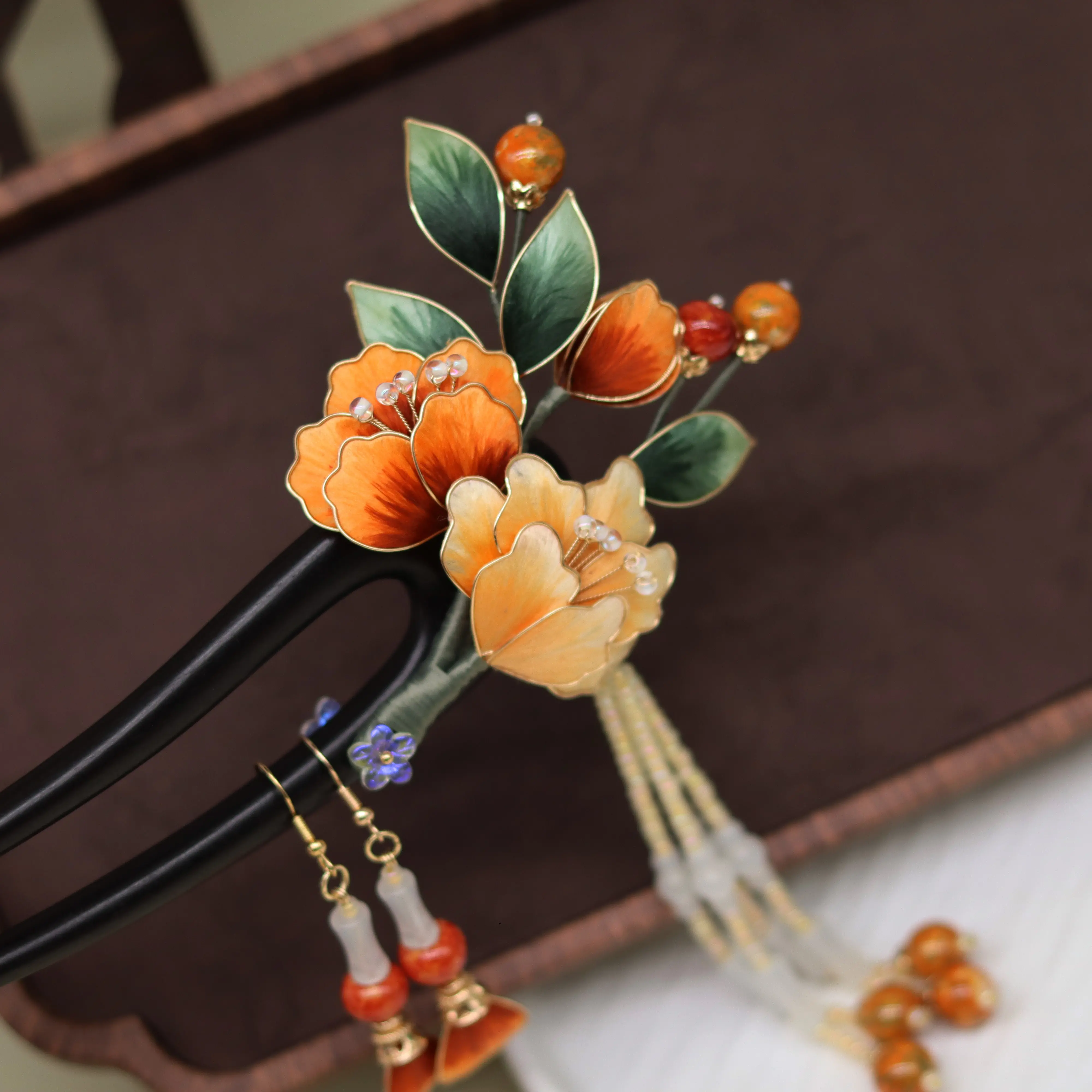 baton-a-cheveux-en-forme-de-u-en-bois-de-santal-fleur-en-velours-de-soie-avec-filigrane-buyao-et-pompon-nouvel-ornement-de-cheveux-hanfu-chinois