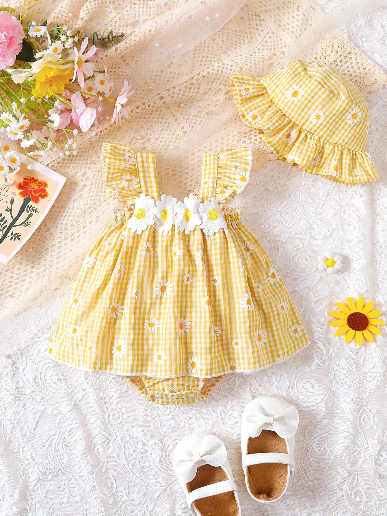 conjunto-de-verao-fino-e-casual-para-bebe-menina-vestido-romper-com-alca-de-babado-e-estampa-xadrez-de-margaridas-chapeu