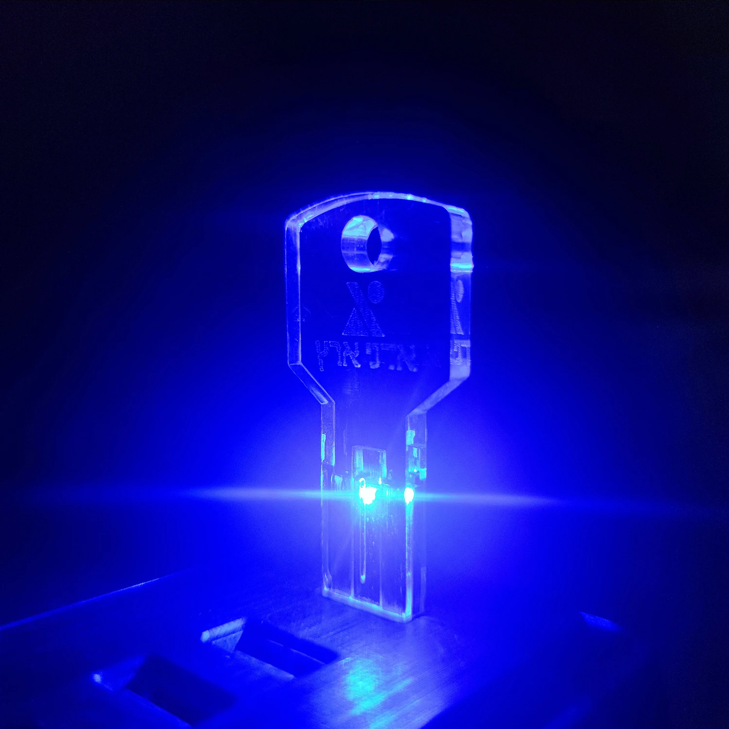 無料カスタムカラー印刷ロゴ入りアクリルキーモデルカラーLEDライトUSB2.0フラッシュドライブ4GB 8GB 16GB 32GB 64GBとホワイトボックス