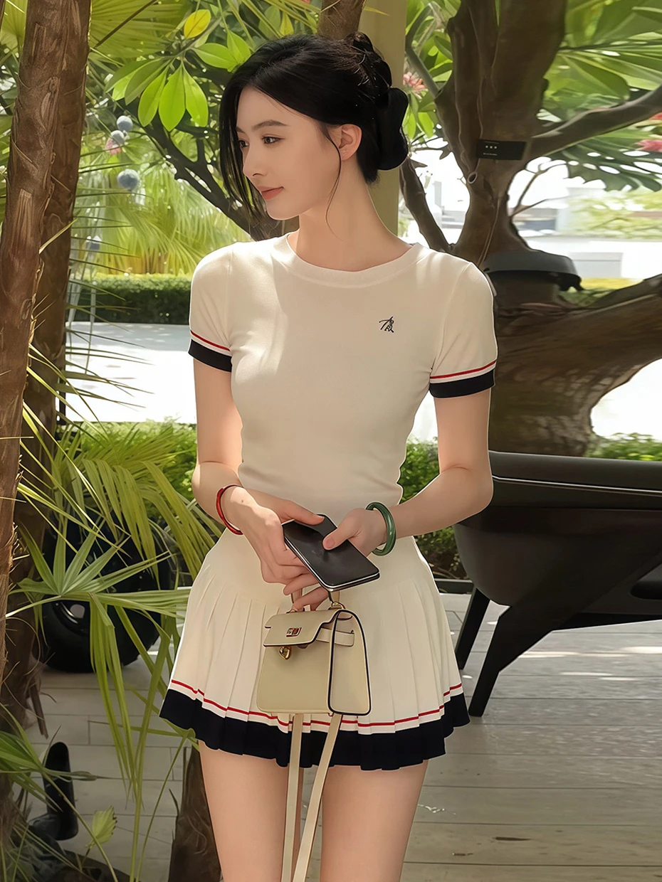 

Комплект из двух предметов: вязаный топ с коротким рукавом и круглым вырезом в стиле Spicy Girl и юбка А-силуэта. Женская мода, новинка весны, эффект стройности.