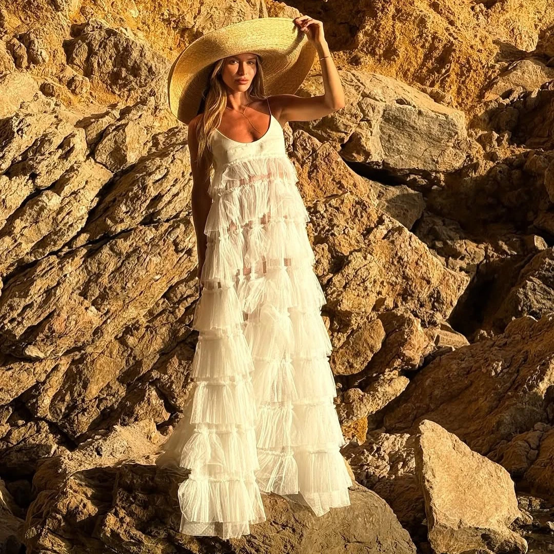 Robe longue Chic en Tulle à plusieurs niveaux pour femmes, avec détail de ruban noir et chapeau de paille rond, pour plage, fête de mariage, tenue d'été transparente