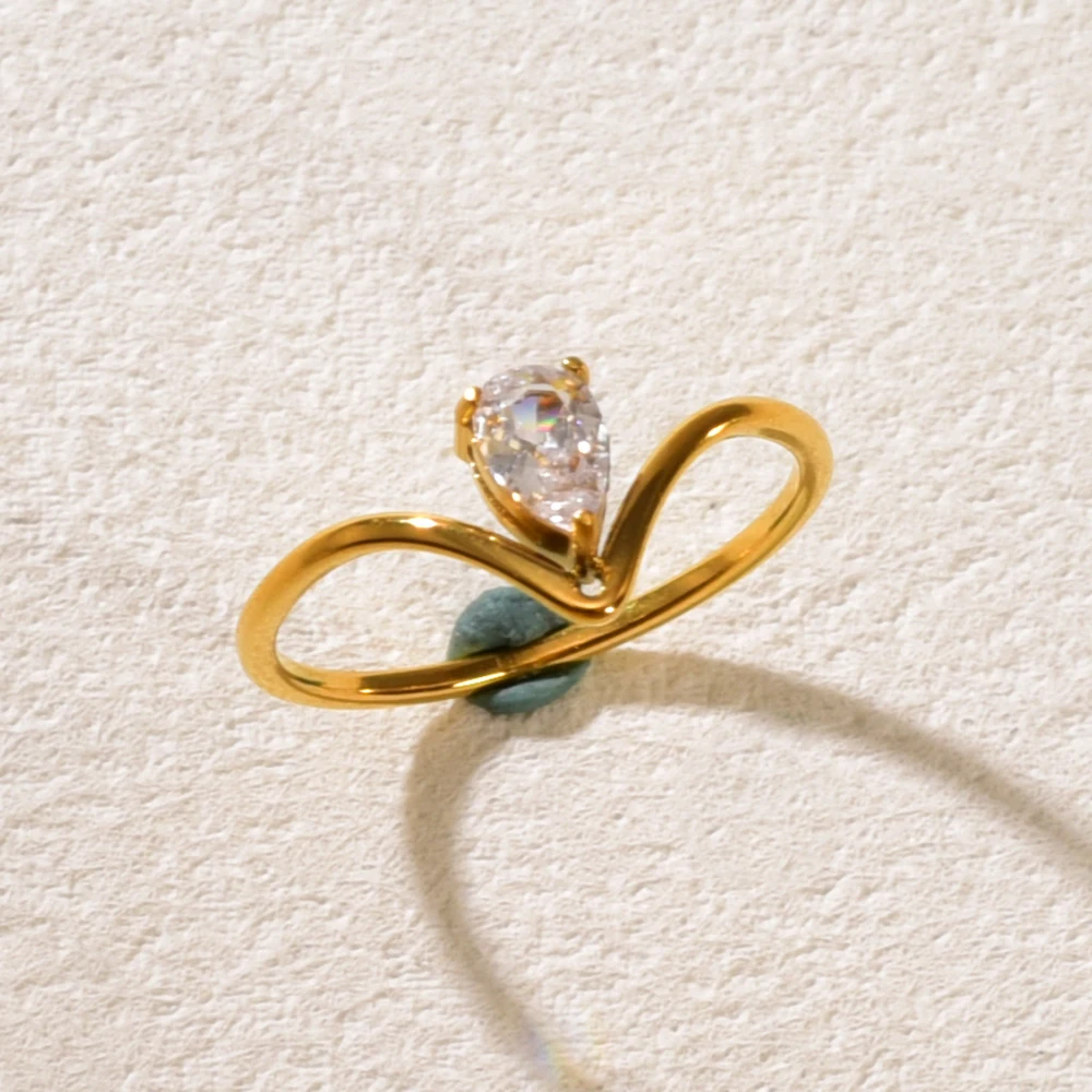 Anillo de Circonia Brillante en Forma de Gota de Agua con Diseño J105 - Nuevo Anillo de Acero Inoxidable Fino Chapado en Oro de 18K para Mujer