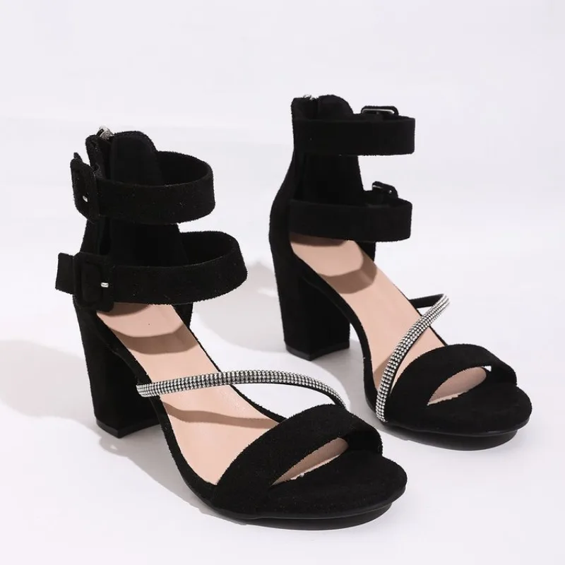 Sandales pour femmes 2026 à bout ouvert, talons carrés, bride à boucle, en suède, style concis pour l'été