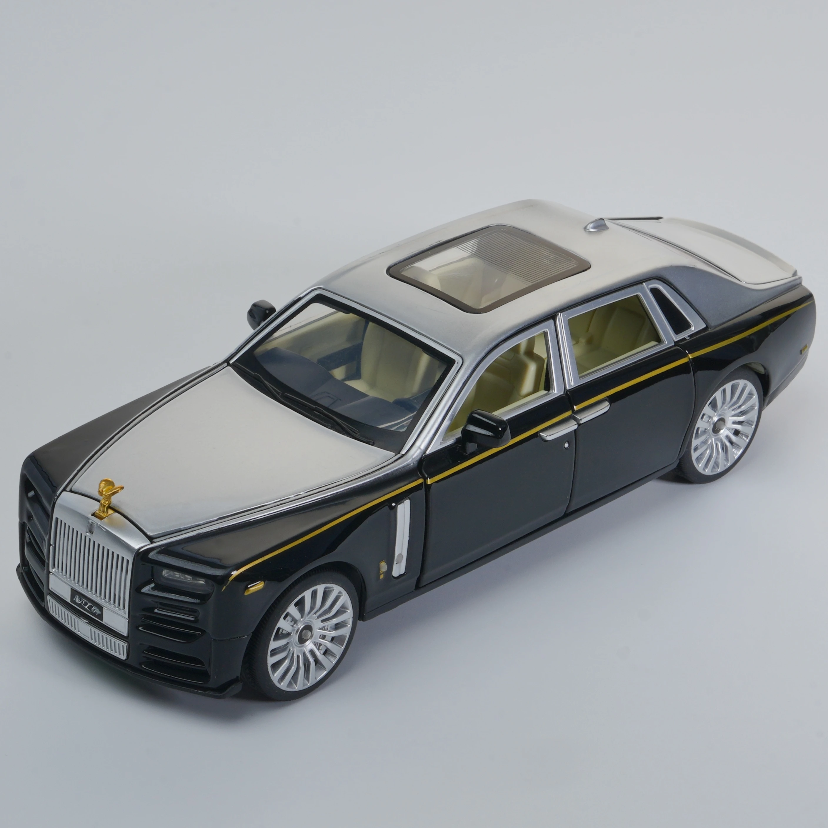 

Модель из черного и серебряного сплава Rolls-Royce Phantom в масштабе 1:32, предварительно смоченная литая модель автомобиля, подходит для отображения и подарков.