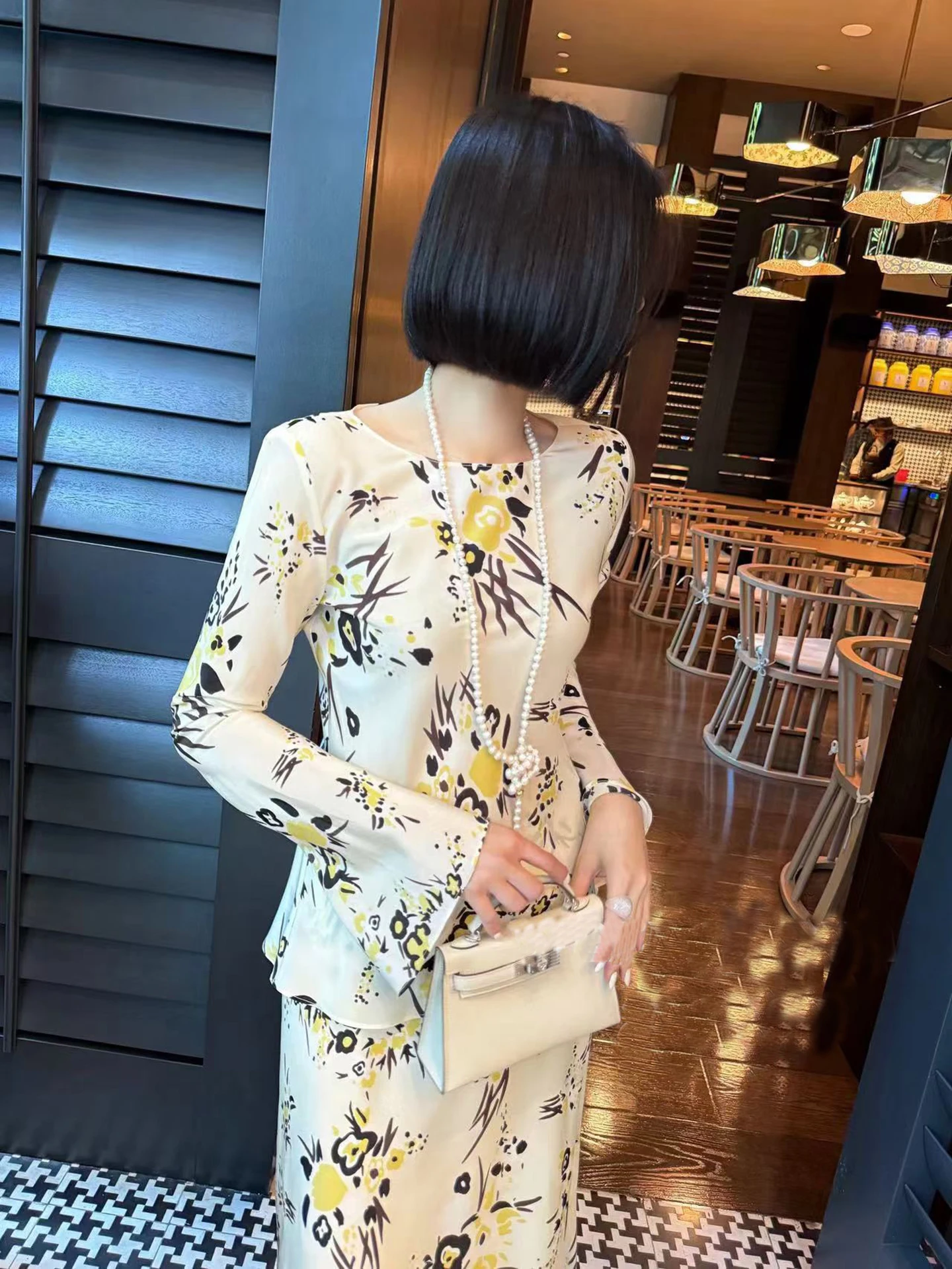 

Весенняя новинка: комплект из шелковой блузки с цветочным принтом и юбки, женский модный дышащий комплект с длинным рукавом и круглым вырезом