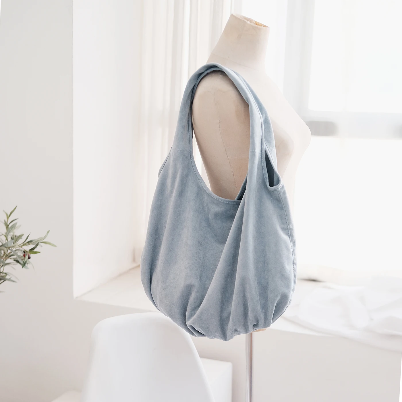 

2025 оригинальный новый дизайн, плиссированная женская сумка большой вместимости в форме ведра, простая и повседневная универсальная большая сумка для женщин, модная