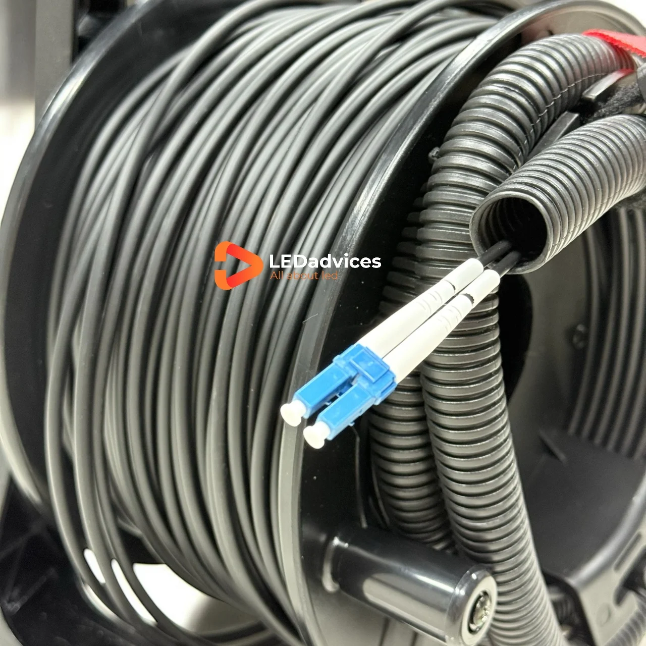 100 متر LC دوبلكس مدرعة الألياف البصرية كابل التصحيح مقاوم للماء IP68 قذيفة سترة من البولي يوريثان PCD235 بكرة لشاشة LED المرحلة AV تأجير الحدث