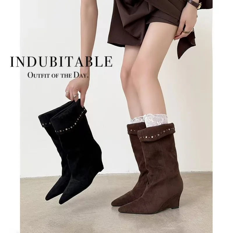 Bruine suède dameslaarzen met puntige neus, halfhoge kuit, klinknageldecor, stijlvol, elegant sleehakontwerp, comfortabel voor dagelijks gebruik, feesten
