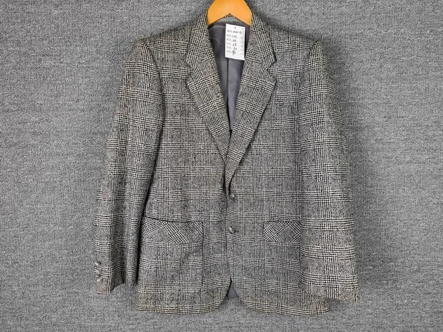 Paso a la elegancia en nuestra Chaqueta de traje para hombre. Artesanía exquisita, diseño atemporal, te hace resaltar 6143