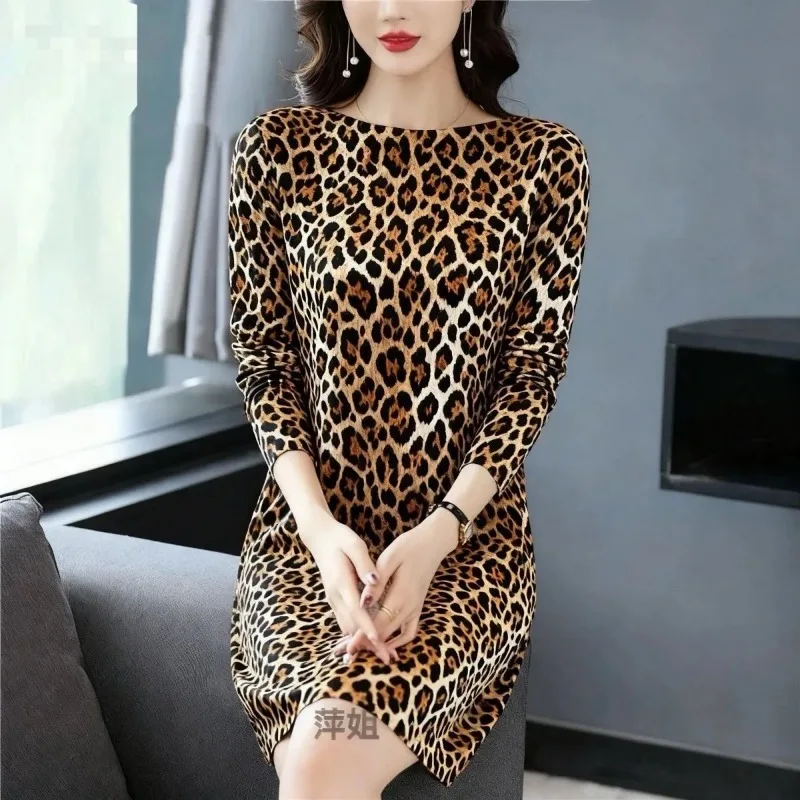 فستان تي شيرت نسائي كاجوال على الموضة الأوروبية الأمريكية بياقة قارب وأكمام طويلة وطبعة الفهد
