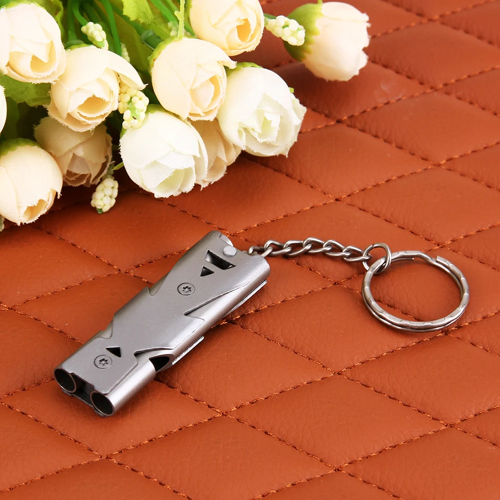 صفارة SOS صغيرة مع سلسلة مفاتيح من الفولاذ المقاوم للصدأ صفارات كيرينغ عالية ديسيبل أنبوب مزدوج خفيف الوزن أداة EDC للرياضات الخارجية