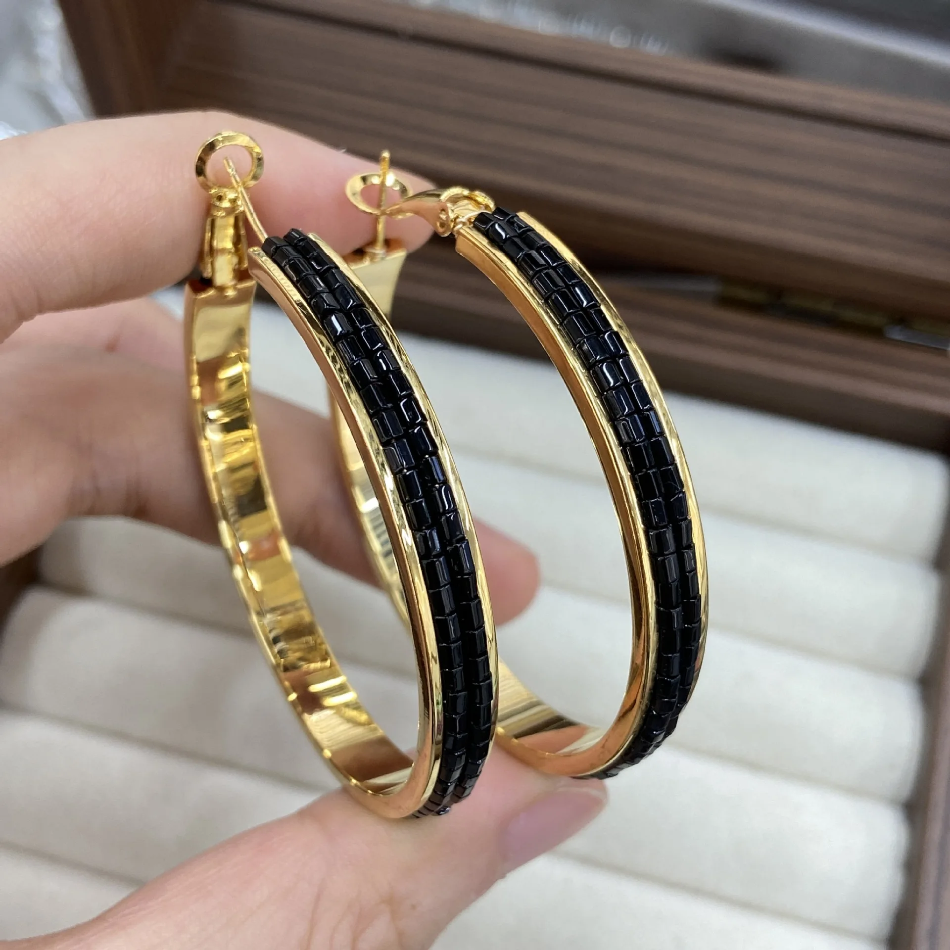 Black Gold Contrast Large Hoop Earrings for Women Luxury Circle Earrings Retro High Sense Face Slimming Temperament Ear Jewelry