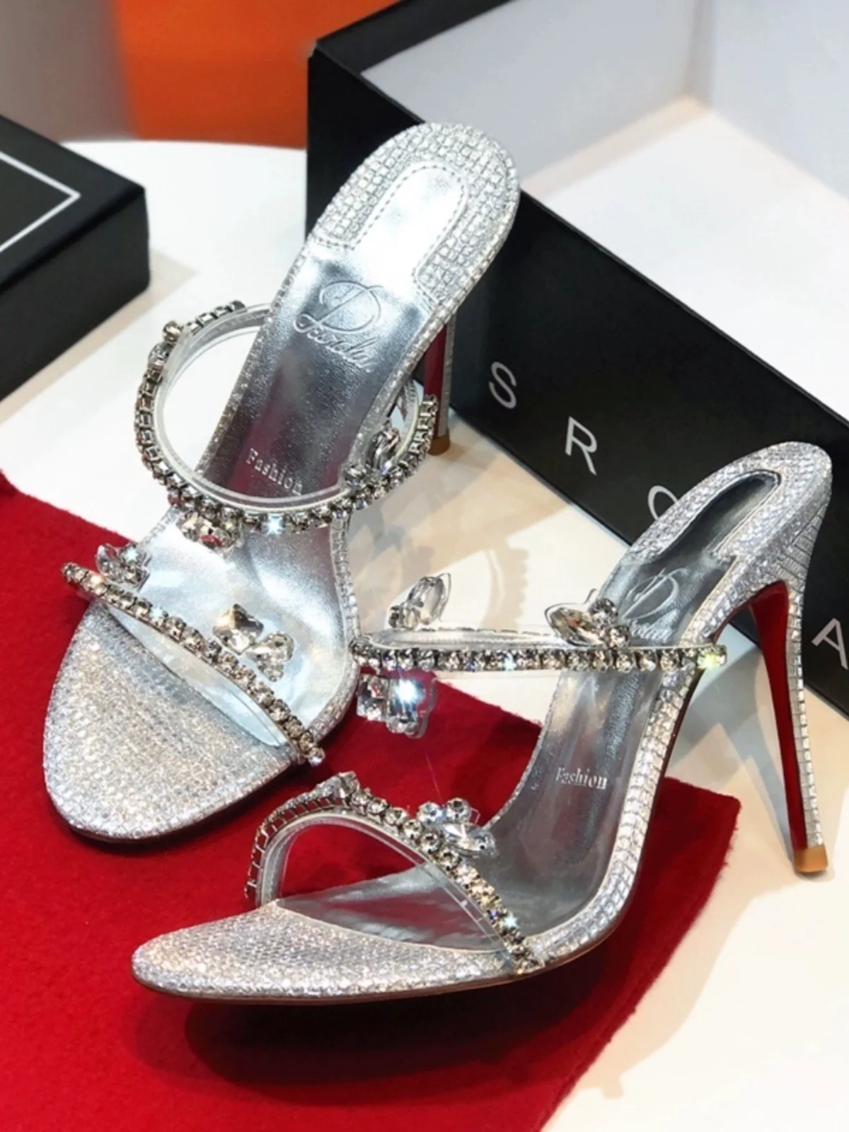 New rhinestone high-heeled sandals with slim heels and a feminine touch, sexy one-piece strap, cool drag, silver crystal shoes