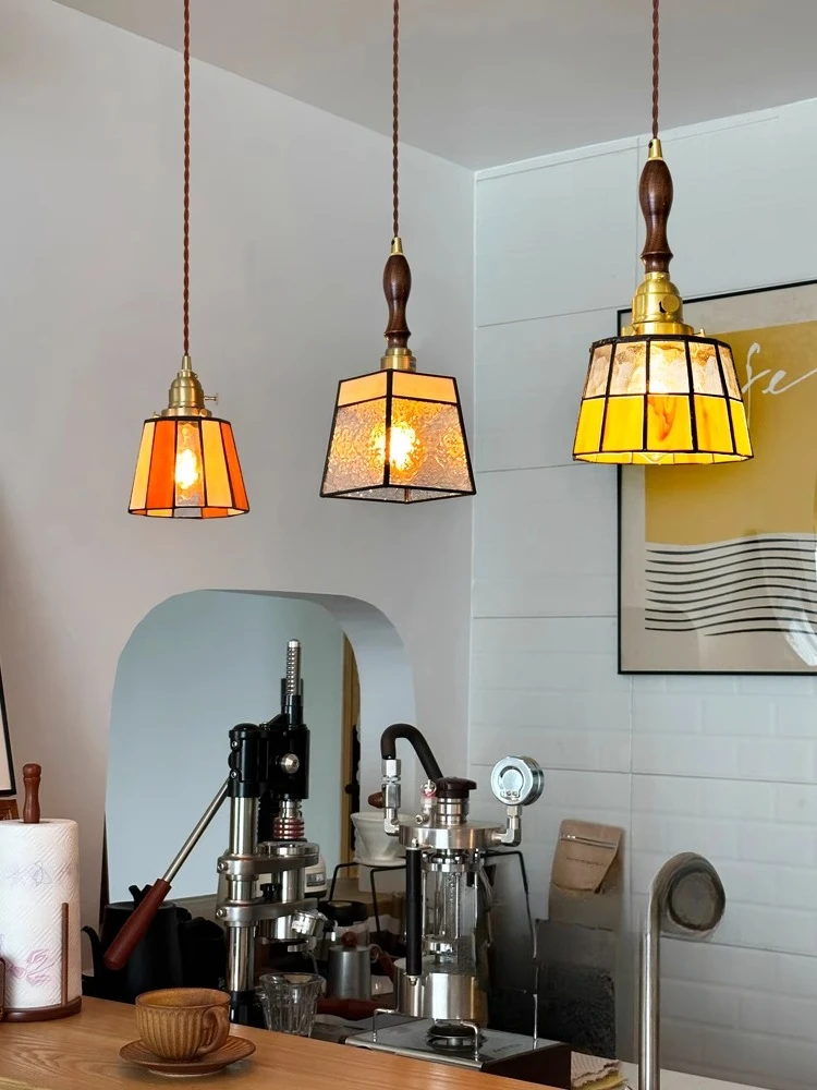 

Japanese-style aisle window three-end restaurant lamps, bar counter retro color medieval homestay small chandelier