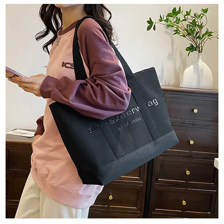 

2026 High End Women Shoulder Bag Large Tote Bag Luxury Crossbody Purse Commuter Vintage Ribbed Knitting Gym Bag High Quality