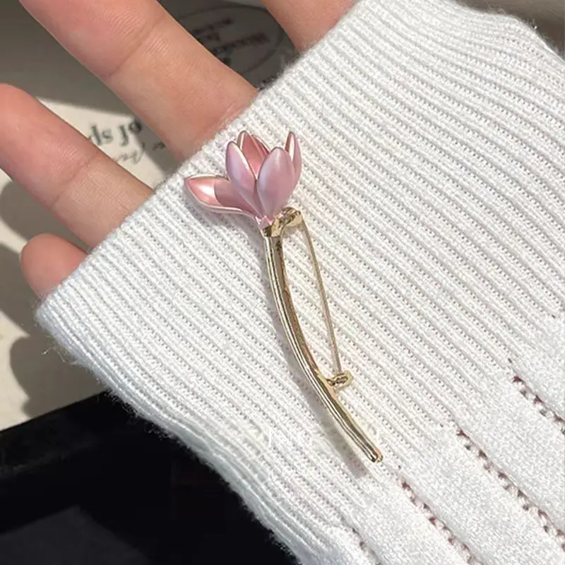 رائعة الوردي لوتس بروش المرأة عارضة تصميم النبات زهرة دبوس دعوى سترة الأزياء والمجوهرات والاكسسوارات هدية