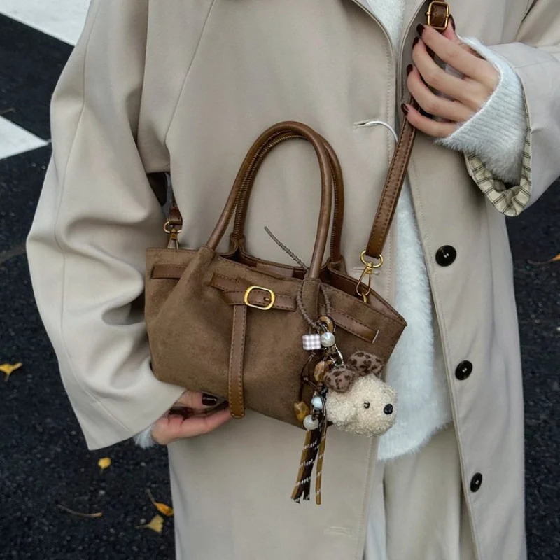 Tas Tangan Wanita Modis Terbuat Dari Kulit Nubuck Yang Menampilkan Tampilan Kasual Chile Trendy yang Luas dan Lembut untuk Penggunaan Sehari-hari. ​