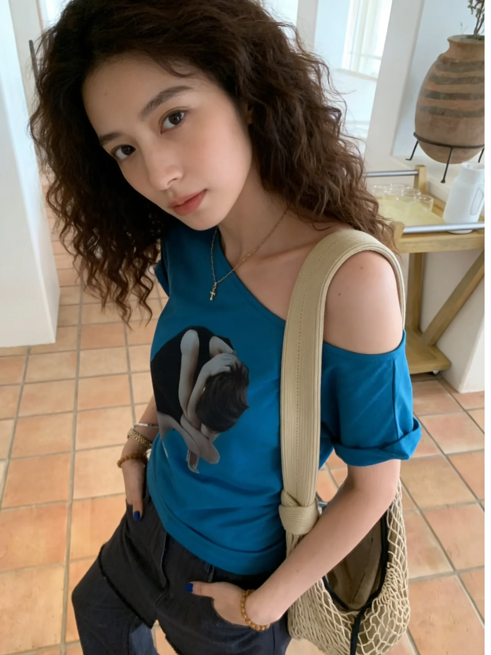 

Летняя женская футболка 2026 в корейском стиле с цветными блоками – с принтом, с открытыми плечами, с косым вырезом, повседневный топ для студенток, модный тренд