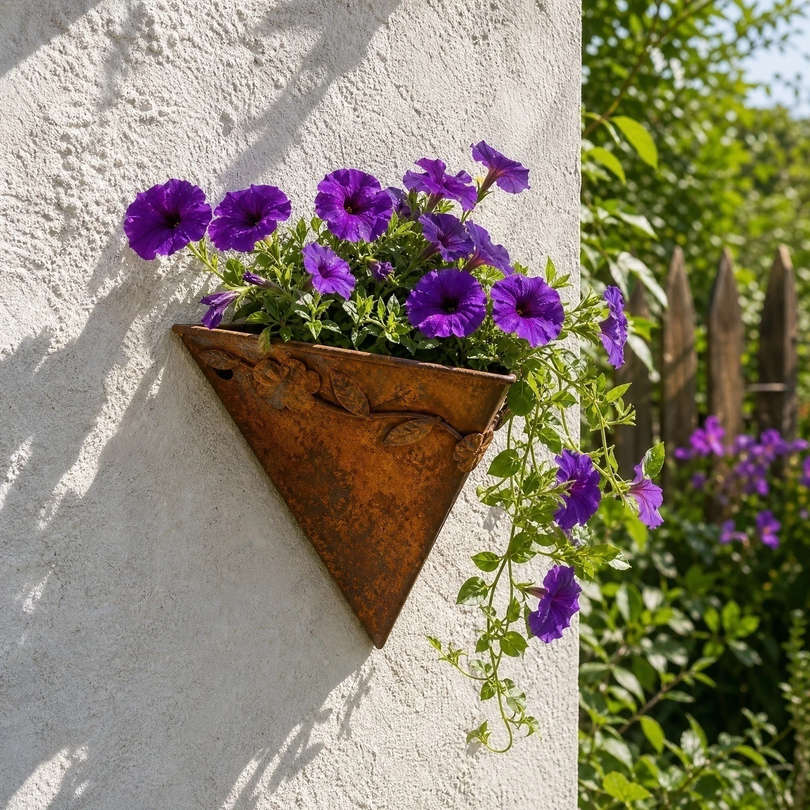 Rustic Triangular Wall Mounted Flower Pot Vintage Wall Planter Basket Metal Hanging Planter for Garden Home Balcony Decor
