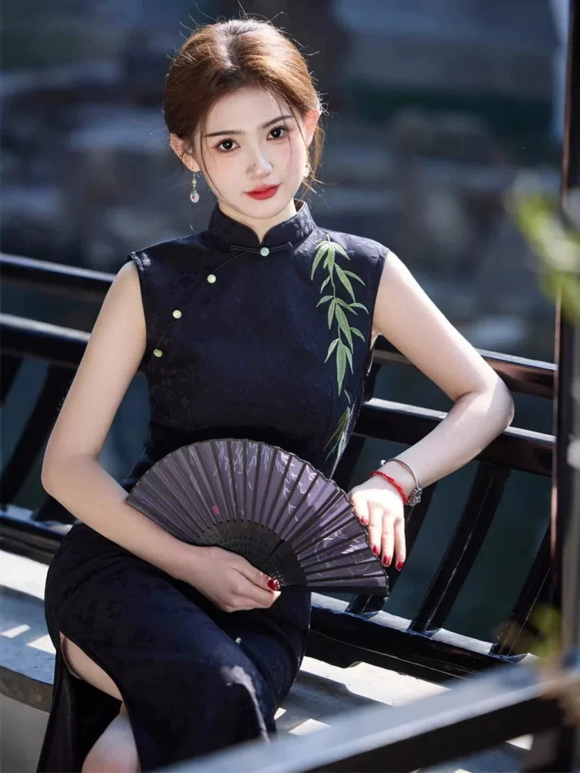 

2025 Spring/Summer New Sleeveless Embroidered Jacquard Cheongsam Black Temperament Slimming Girl Cheongsam