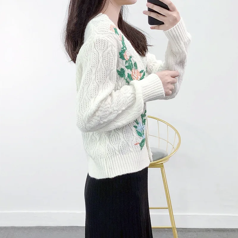 2026 프렌치 빈티지 헤비 워크 작은 꽃무늬 자수 브이넥 홀로우 아웃 샤이니 실크 가을 루즈 니트 가디건 코트 여성용