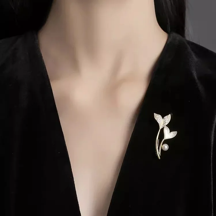 بروش ذيل الحوت الراقية للنساء خفيف فاخر بتصميم متخصص إحساس تقليد قذيفة اللؤلؤ الصدار المضاد للضوء مشبك دبوس مع يهودي