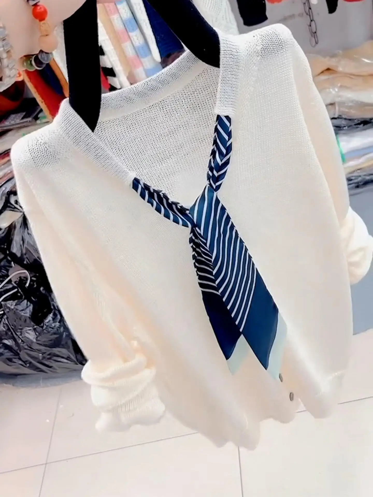 Luźny, swobodny, biały sweter z dzianiny z dekoltem w serek, długi rękaw, modny, uniwersalny, wiosenno-jesienny, odzież damska, odmładzający, styl koreański.