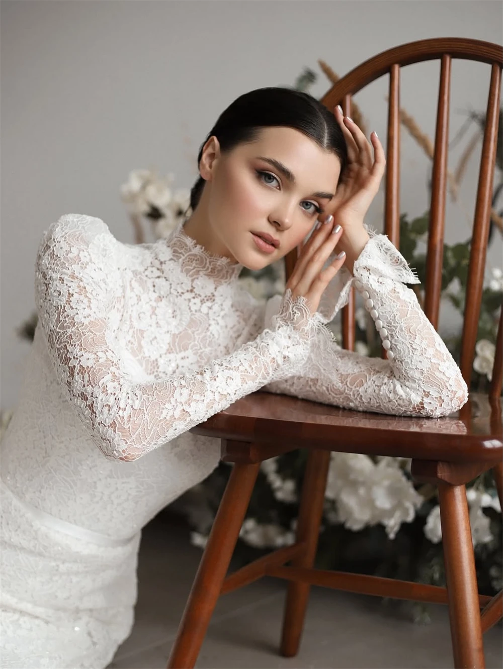 فستان زفاف أنيق من الدانتيل الأبيض مخصص كلاسيكي برقبة دائرية وأكمام طويلة فستان زفاف رسمي على شكل حرف a ذيل محكمة فيستدو دي نوفيا