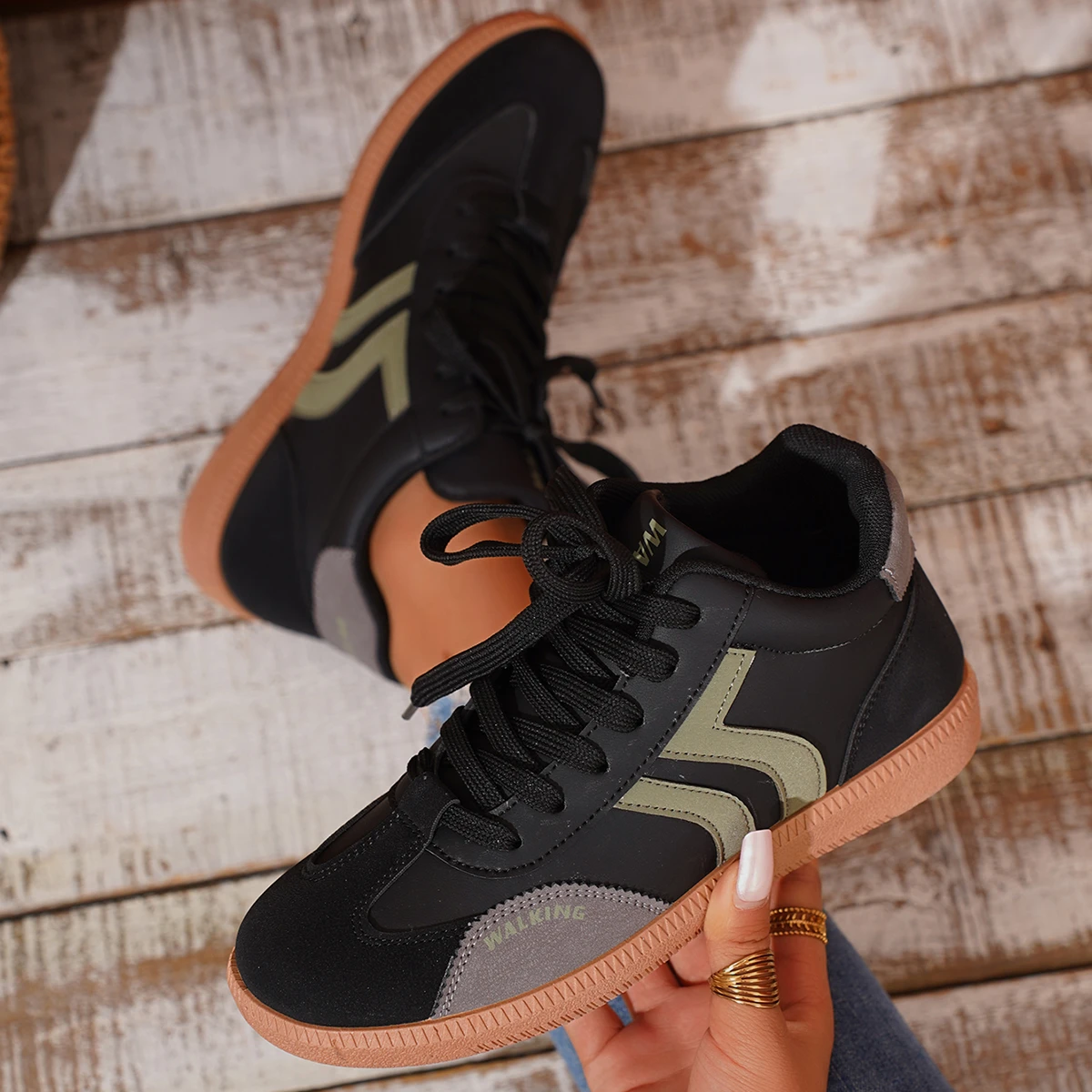 

2025 New Women Sneakers Lightweight Outdoor Shoes for Women Comfortable Slip on Soft Female Sneakers Spring Luxury Flat Loafers