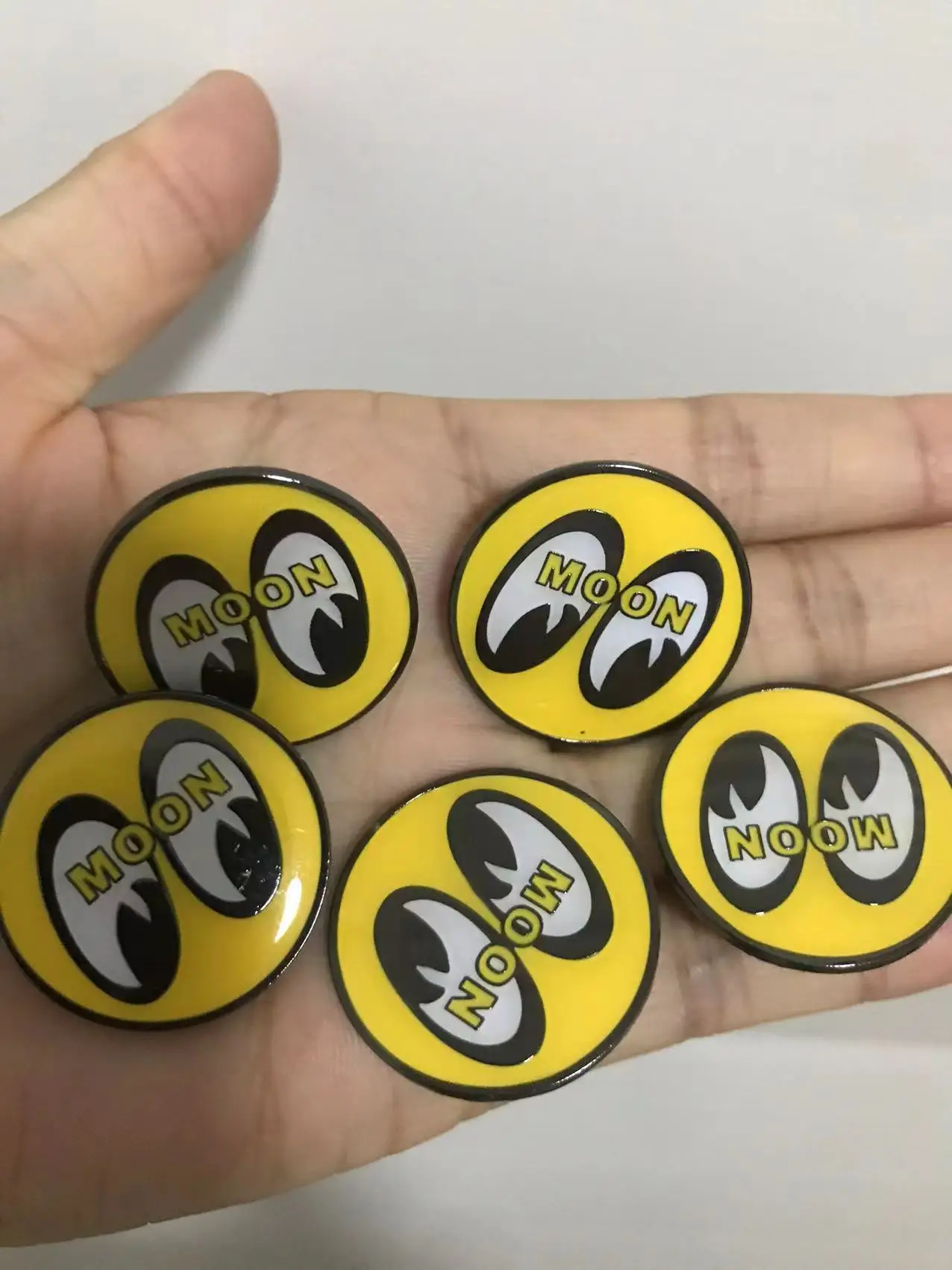 20PCS/Lot Moon eyes Mooneyes Metal Badges Button Pins Patches for Cloth Backpack Wholesale