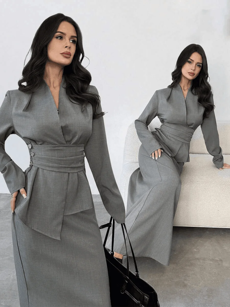 

Женский серый костюм-двойка: блейзер с отложным воротником и приталенный топ-накидка, юбка миди. Элегантный офисный деловой костюм 2026
