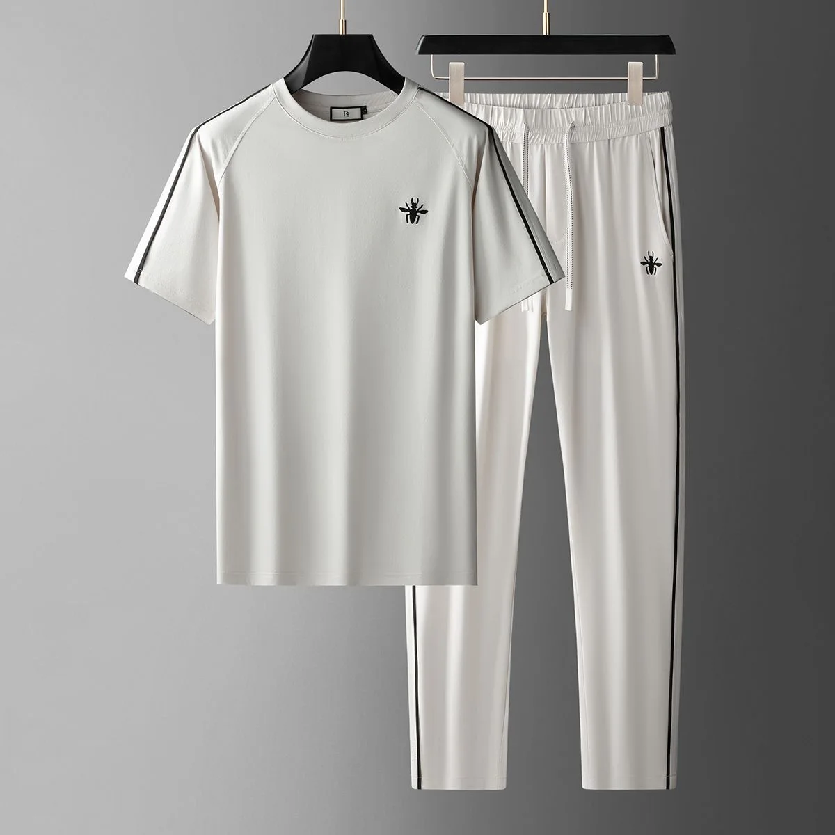 2025 جودة الصيف الرجالية رقيقة جدا الحرير الجليد تمتد حريري كول الجولة الرقبة قصيرة الأكمام الراقية الرجال الرياضة والترفيه البدلة