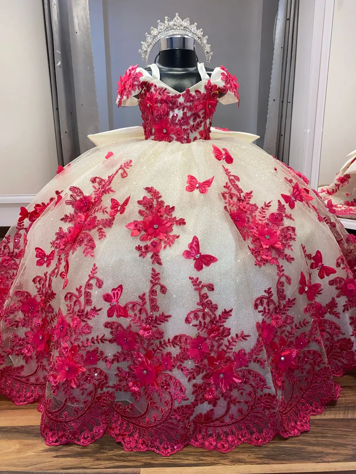 

Luxurious Quality Tulle Fluffy Flower Girl Dress With Exquisite Red Applique For Kids Wedding Birthday Evening Ball Gowns