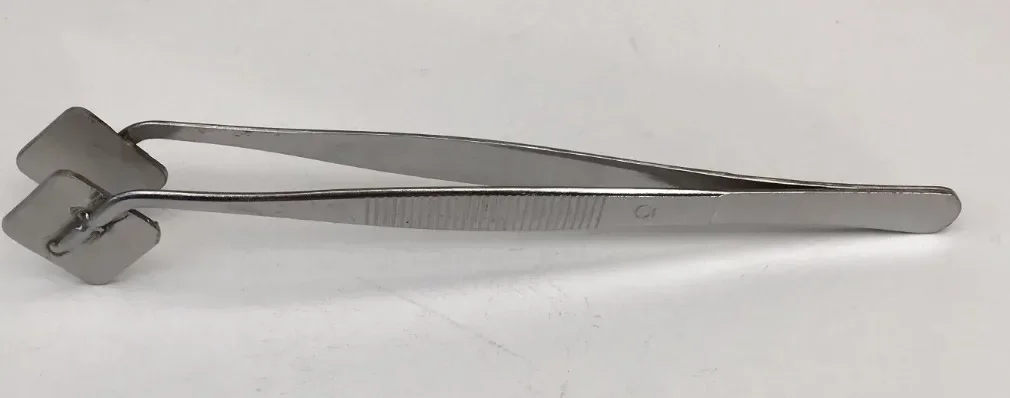 

Пинцет, стеклянные инструменты, квадратный изгиб, V-образная головка, заостренный кончик, зажим с круглой головкой.