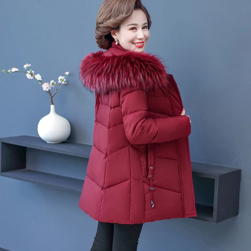 معطف قطني فضفاض ومزاجي جديد لعام 2025 للنساء في منتصف العمر ملابس نسائية شتوية سترة سميكة